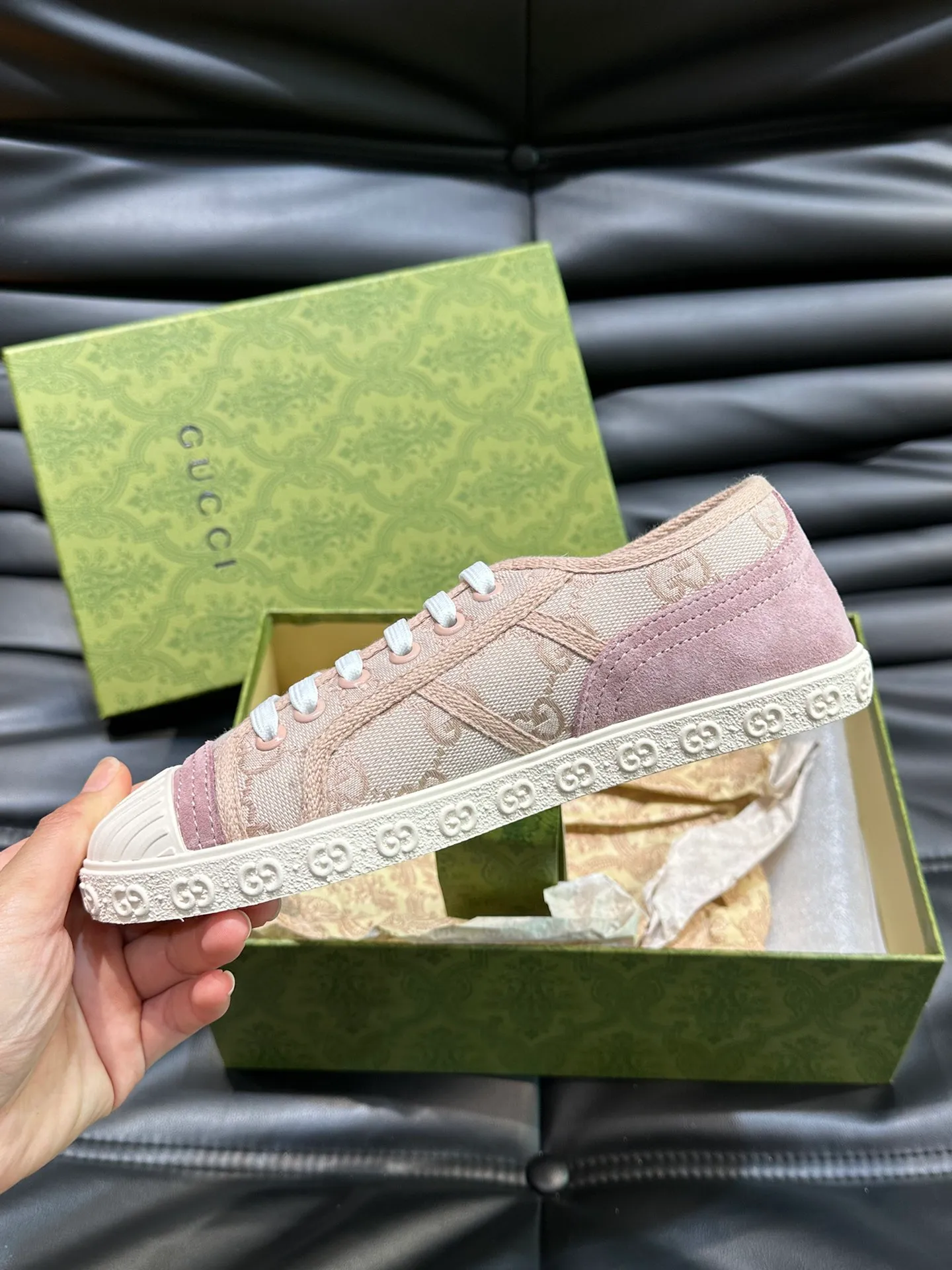 Men's shoes 💰p380 "GUCC*" Couple style 👫 lace-up canvas sneakers, crafted from light blue GG denim fabric, showing uniqueness. Classic details such as the GG printed embossed outsole, interlocking G and "Gucci" embroidery add to the glamorous style. Privately-made T men's shoes 💰pU original outsole, with exquisite details, impeccable fit, and a flat toe that has a retro feel! Customized canvas, classic double G logo, and the spring and summer color combinations are also very interesting! Size: Female 35-39. Male 38-44